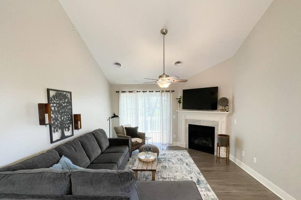 New Beautiful 3 Bedroom Condo In Bettendorf Exterior photo